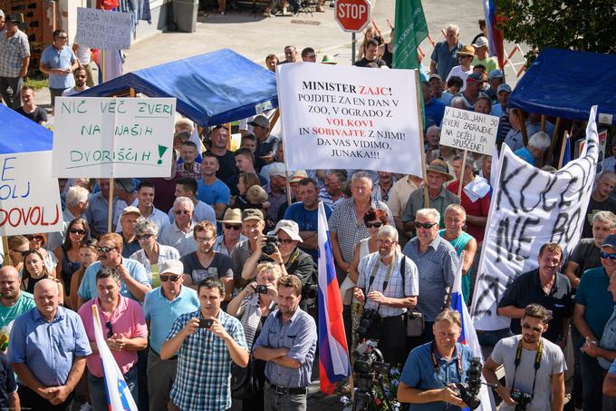 Protestniki so na shod, ki še traja, po navedbah organizatorja prišli iz vse Slovenije. Nosijo slovenske in evropske zastave ter transparente. Na njih je mogoče prebrati: V Ljubljani so zveri zagrajene, na deželi pa spuščene, Enega bomo odvzeli, ostale v Ljubljano, pa tudi Nič zveri na naših dvoriščih. Več protestnikov se je na shod pripeljalo s traktorji. | Foto: STA ,