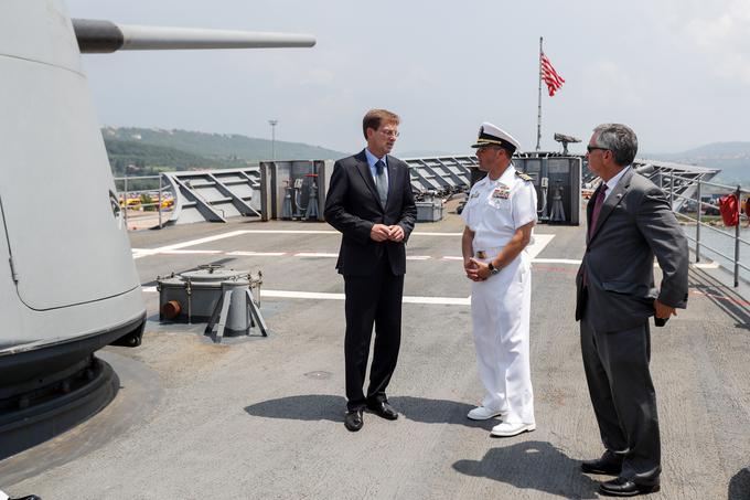 Vplutje USS Monterey prav ob priložnosti slovenskega državnega praznika je po oceni predsednika vlade tudi dokaz, da tudi naši zavezniki cenijo to, kar smo takrat storili, da nam dajo pri tem podporo, mi pa skupaj z njimi izkazujemo našo skupno zavezo, da ohranimo mir in varnost tako v Sloveniji kot tudi v širšem okviru Nata in sveta, je dejal Miro Cerar. | Foto: 