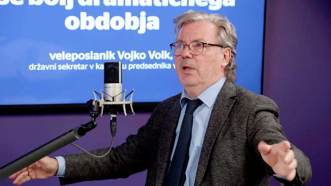 "Če predsednica Slovenije 'stoji za svojo svetovalko', lahko jaz rečem, da stojim za svojim predsednikom vlade – ta zadeva je škodljiva za Slovenijo, za njene nacionalne interese, za potekajoči sodni proces zoper ruske vohune in za kulturo varnosti in obrambe te države. In to v trenutkih, ki niso lahki in ko bi potrebovali vso energijo, da se v položajih, ki so novi za nas – predvsem spopadi na Bližnjem vzhodu – znajdemo in s skupnimi močmi, tudi z opozicijo, dogovorimo, kaj smo pripravljeni narediti za varnost te države in obrambo njenih nacionalnih interesov," je "afero" glede aretacije ruskih vohunov komentiral Vojko Volk.  | Foto: Siol.net