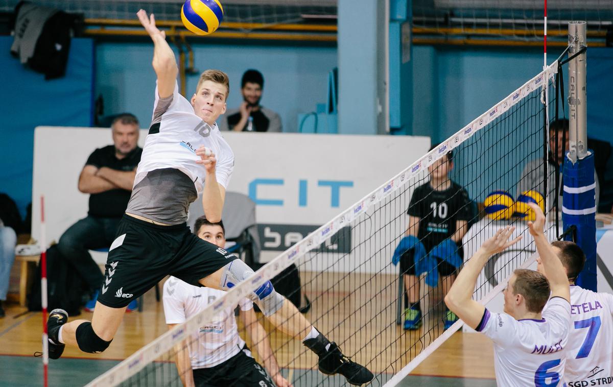 Calcit Volley Maribor | Odbojkarji Calcita so s 3:0 premagali Maribor in skočili na drugo mesto lestvice. | Foto Klemen Brumec