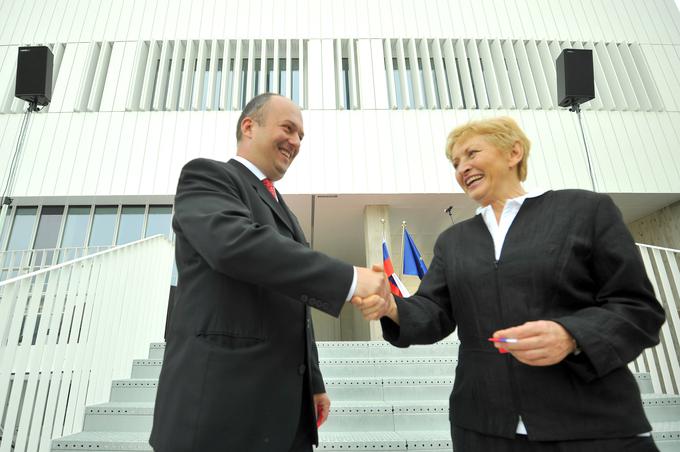 Prvi mož Arso Joško Knez je sprva vplive požara ocenjeval za minimalne, zdaj pa od Kemisa tudi sam zahteva podatek, kaj je gorelo, in sanacijske ukrepe. Njegova "nadrejena", okoljska ministrica Irena Majcen (desno), je pogorišče Kemisa obiskala tri dni po požaru. Danes je po poročanju novinarja Pop TV Anžeta Božiča dejala, da zato, ker "bi bila samo v napoto". | Foto: STA ,