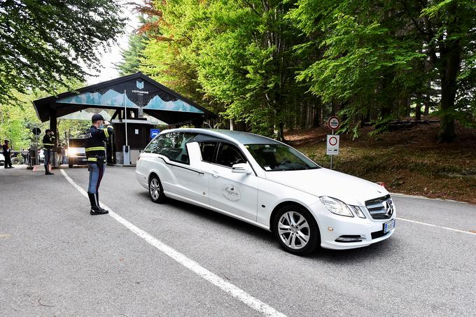 S prizorišča tragične nesreče so tako odpeljali eno izmed žrtev. | Foto: Reuters