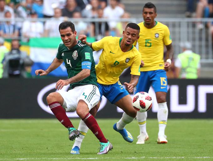 Rafael Marquez je nosil kapetanski trak Mehike tudi na dvoboju osmine finala z Brazilijo (0:2). | Foto: Reuters