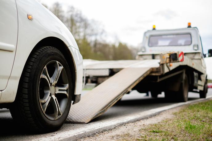 avtovleka, pomoč na cesti | Člani AMZS in člani partnerskih tujih avtomobilskih klubov so bili v zadnjem času večkrat žrtve sistematičnega zavajanja v primeru nezgode oziroma okvare vozila na avtocesti.  | Foto Shutterstock