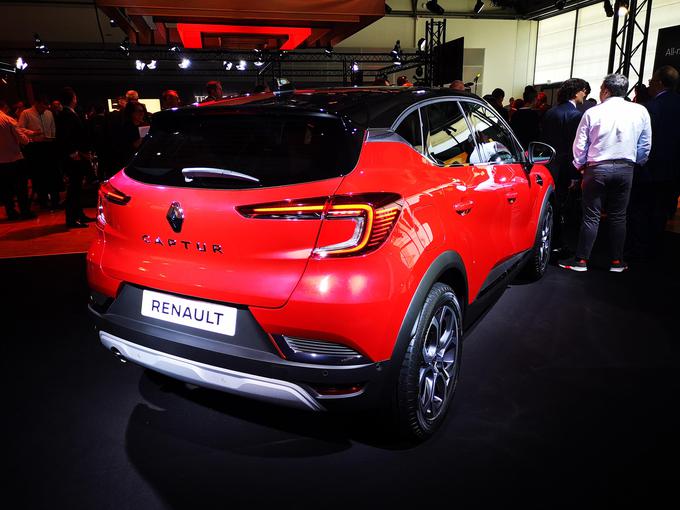 Renault captur in peugeot 2008 bosta glavni novosti na področju kompaktnih križancev. Captur prihaja kot priključni hibrid, 2008 celo kot povsem električno vozilo. | Foto: Gregor Pavšič