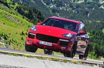 Porsche cayenne GTS - po Romuniji s terencem, ki je rešil Porsche #video