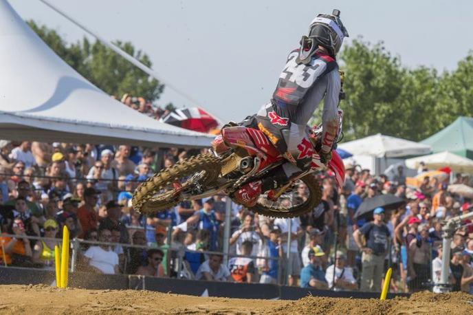 Tim Gajser | Tim Gajser v Veliki Britaniji napenja mišice. | Foto HRC