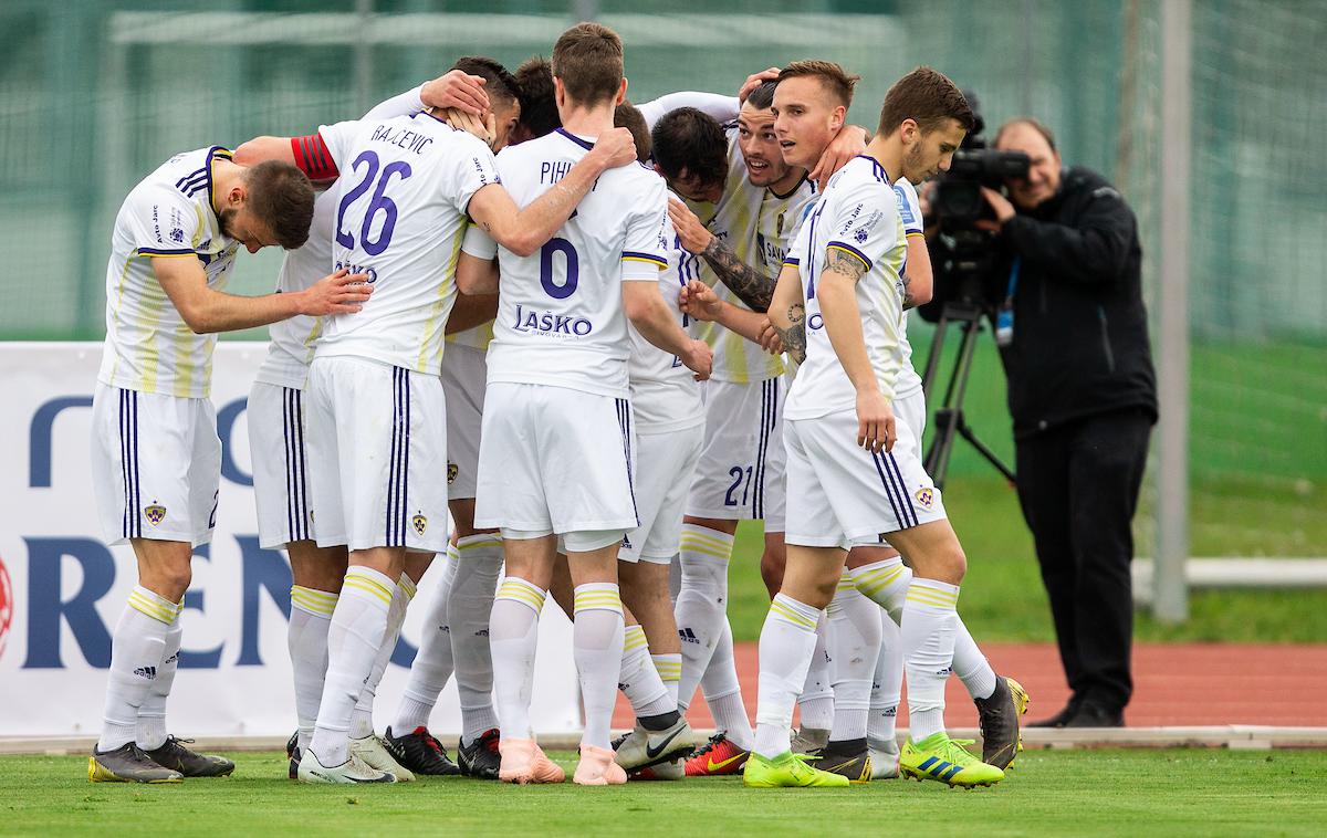 NK Triglav NK Maribor | Mariborčani ostajajo trdno na vrhu. | Foto Vid Ponikvar