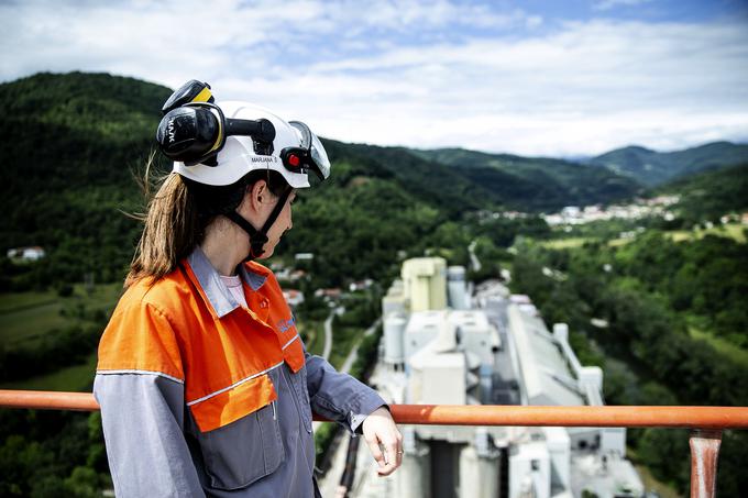 Pogled na del kompleksa cementarne Salonit Anhovo z najvišjega dostopnega industrijskega objekta v Sloveniji. Na fotografiji: tehnologinja proizvodne linije Marjana Šuligoj | Foto: Ana Kovač