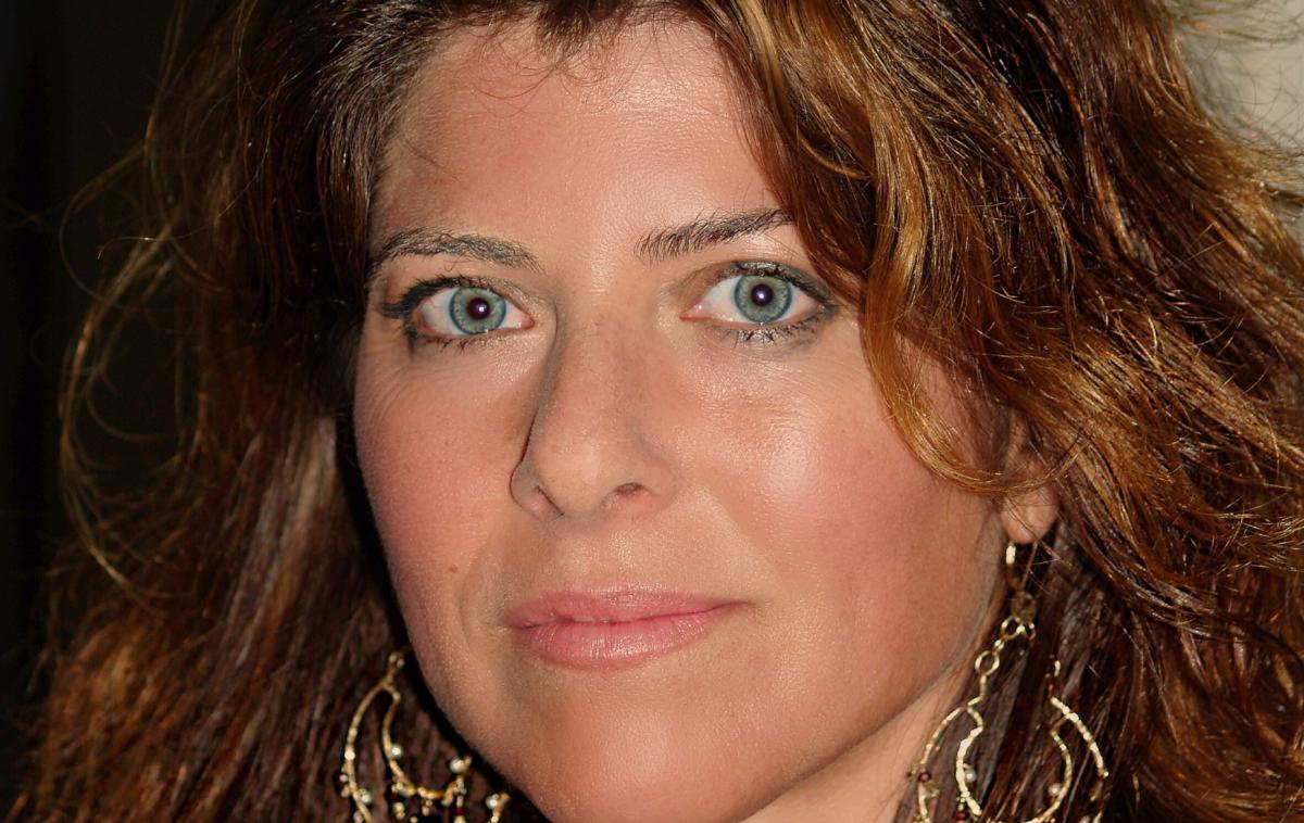 Naomi Wolf | Naomi Wolf kritiki v zadnjih letih očitajo, da širi teorije zarote o zgodovini in politiki ZDA, žvižgaču Edwardu Snowdnu, usmrtitvah talcev Islamske države in nazadnje tudi o pandemiji bolezni covid-19.  | Foto Wikimedia Commons