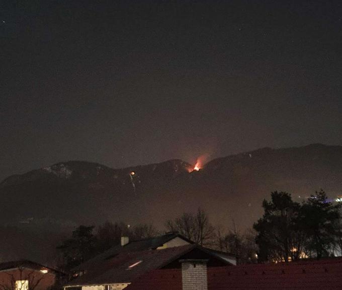 Požar je viden tudi iz doline. | Foto: STA ,