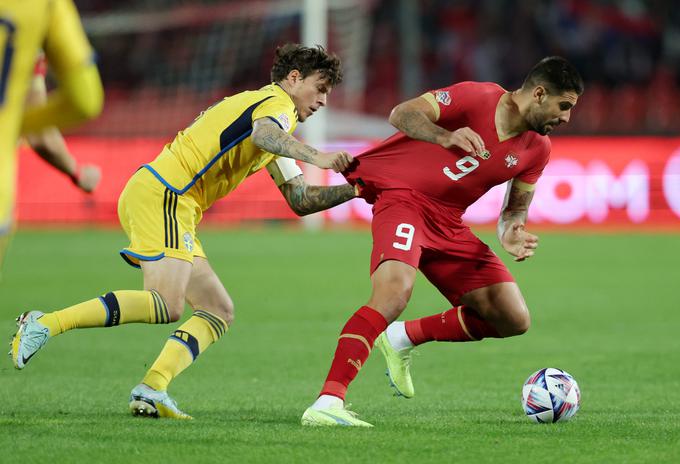 V soboto je Aleksandar Mitrović, najboljši strelec srbske reprezentance vseh časov, povzročal ogromne težave Victorju Lindelöfu. | Foto: Reuters