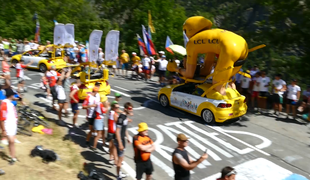 Poglejte, kakšno vzdušje so Slovenci pripravili v Alpah, čas tudi za Zdravljico #video