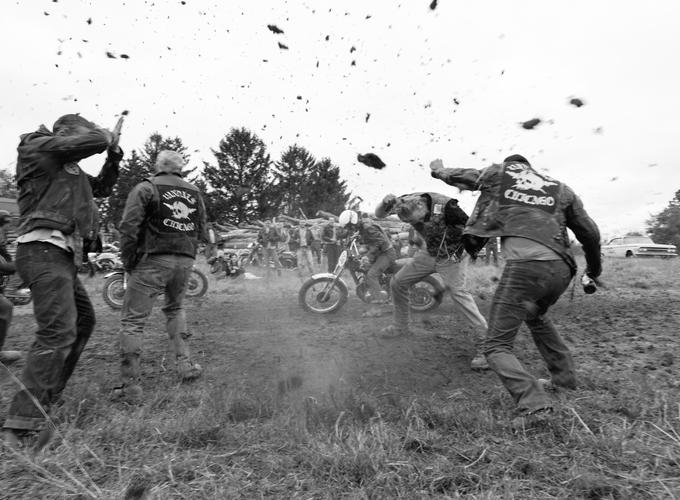 Motociklistične vragolije so v filmu prikazane kot nekakšno podoživljanje otroškega divjanja. | Foto: Karantanija Cinemas