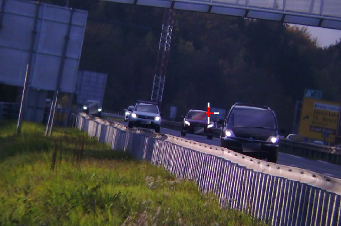 nadzor prometa, prehitra vožnja, varnostna razdalja | Izstopal je voznik mercedesa. Za vse kršitelje policisti vodijo prekrškovni postopek. | Foto PU Kranj