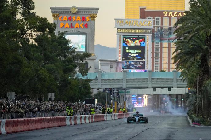 F1 vegas Hamilton | Dirkalniki formule 1 se po 20 letih vračajo v Las Vegas. | Foto Reuters