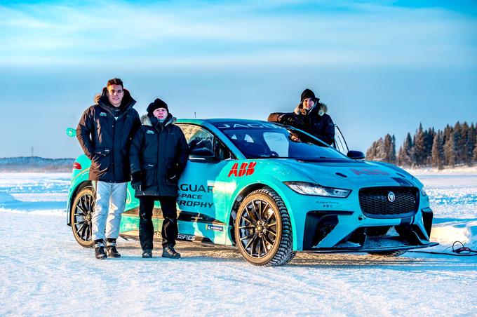 Dirkalni jaguar i-pace iz pokalnega tekmovanja, ki je bilo del spremljevalnega programa prvenstva formule E. Desno ob avtomobilu Slovenec Florjan Rus.  | Foto: Jaguar