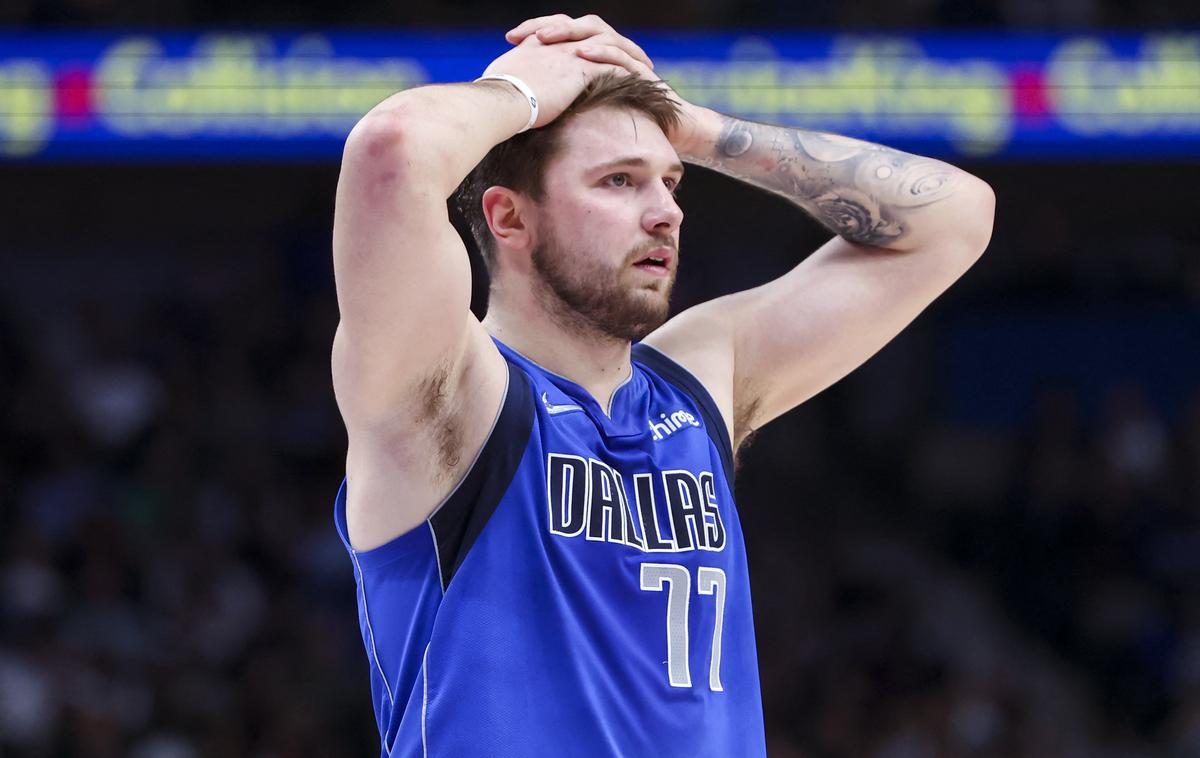 Luka Dončić | Luka Dončić je proti San Antoniu blestel, obetala se mu je nova tekma s trojnim dvojčkom, nato pa je skupil poškodbo in sklenil srečanje še pred koncem tretje četrtine. | Foto Reuters