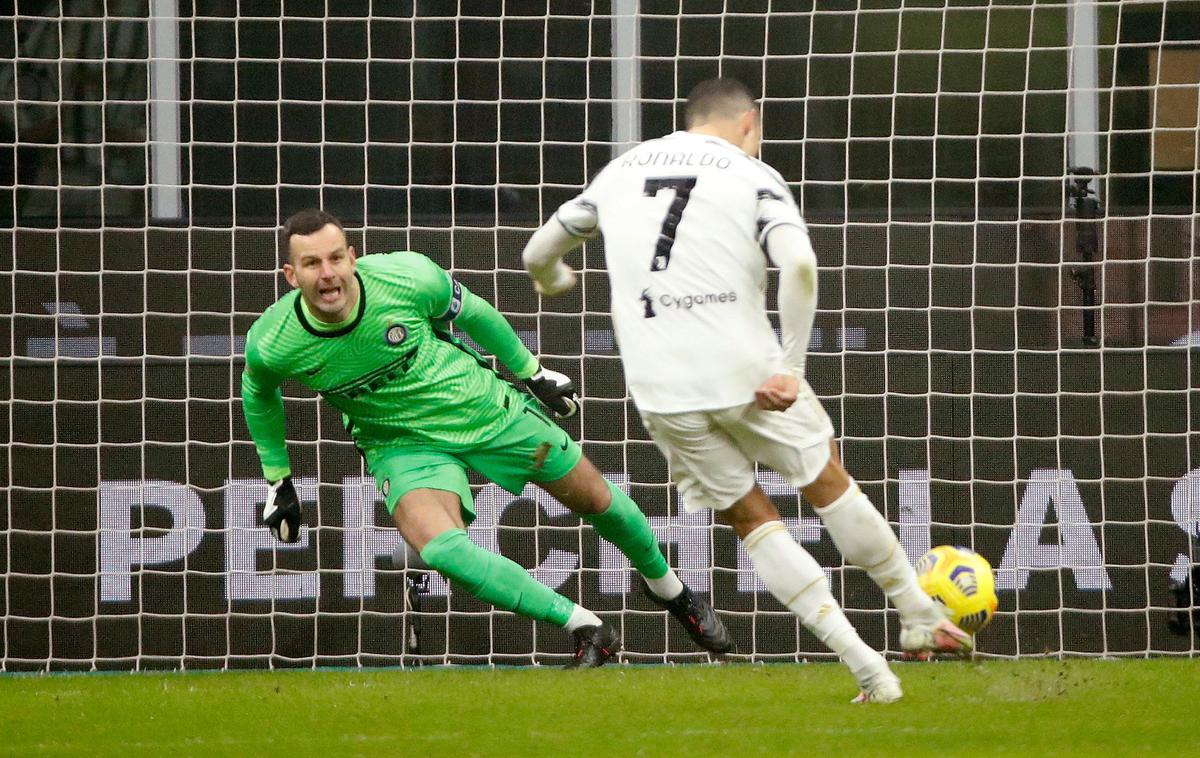 Samir Handanović, Cristiano Ronaldo | Takole je Cristiano Ronaldo zabil enega od dveh golov Samirju Handanoviću. | Foto Reuters