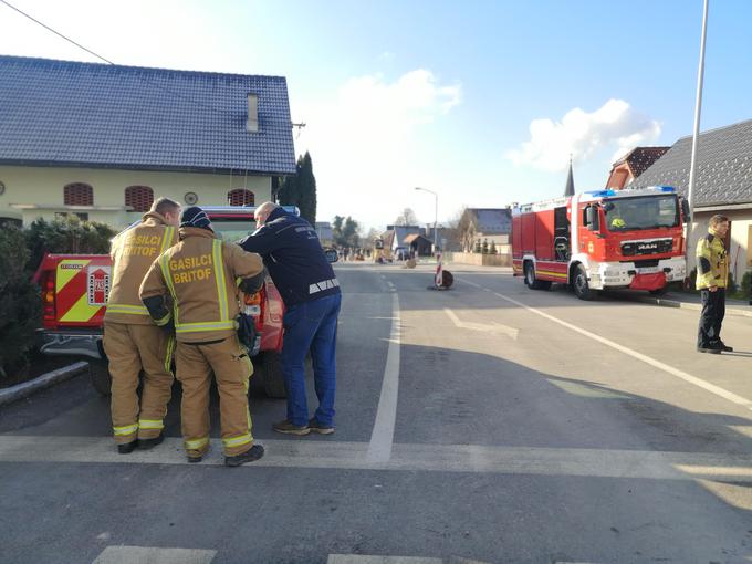 Dokler bo plin uhajal, lokalna cesta ostaja zaprta. | Foto: Denis Malačič