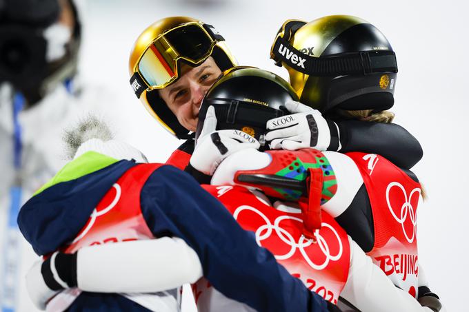 Veselje v slovenskem ženskem skakalnem taboru. | Foto: Anže Malovrh/STA