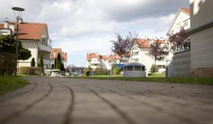 Kupiti stanovanje zdaj ali ga najeti in čakati na še nižje cene