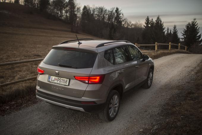 Ateca je dober decimeter krajša od hišnega tekmeca tiguana, njena masa pa ne dosega 1.300 kilogramov. Zato je 85-kilovatni litrski motor ustrezna in za mnogo voznikov racionalna izbira. | Foto: Matej Leskovšek