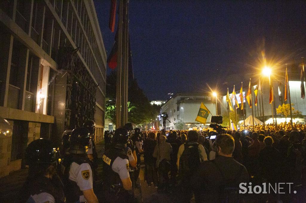 Nasilni protesti proti ukrepom vlade.