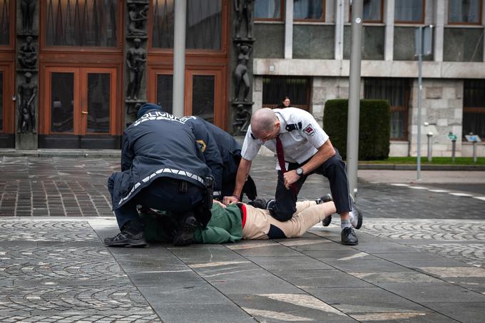 Aretacija na Trgu republike. Policija. | Foto: Kostantin Janev