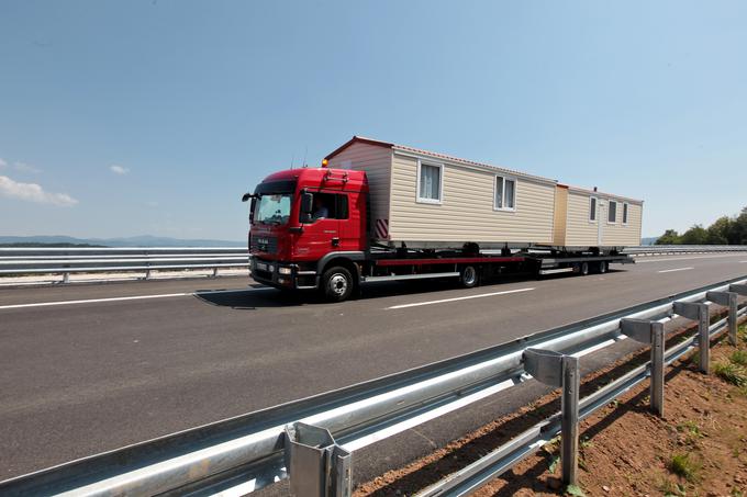 Tovornjak na avtocestni trasi Pluska - Ponikve in Ponikve - Hrastje. | Foto: Simon Plestenjak