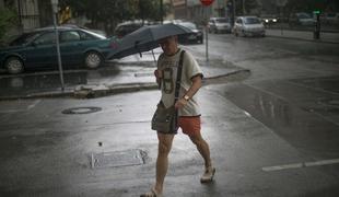 Nevihte in nalivi povzročali nevšečnosti, ponoči pa se bo zjasnilo