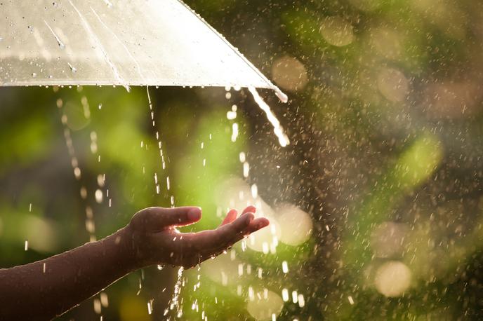 Dež | Po sončnem dopoldnevu nas popoldne čakajo padavine. | Foto Getty Images