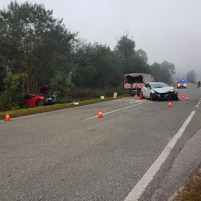 Na kraju sta trčila osebna avtomobila kia ceed bele barve in renault clio rdeč barve, tretje vozilo pa je v smeri proti Bledu odpeljalo s kraja. | Foto: policija