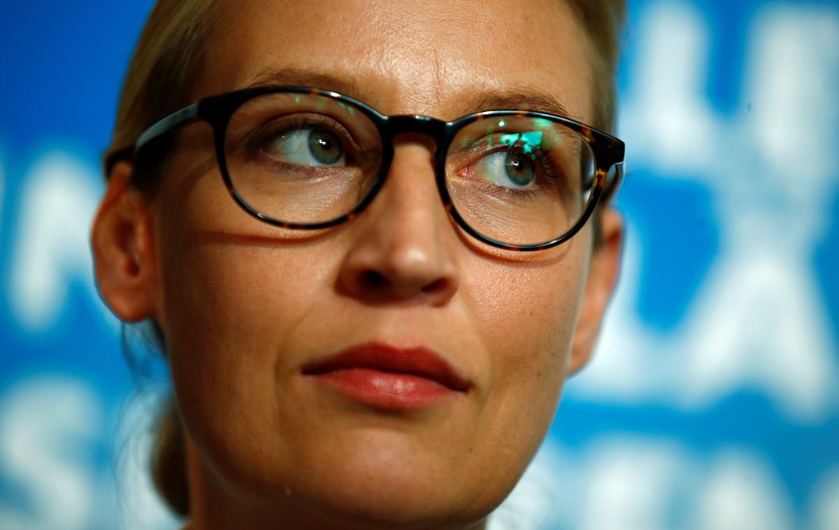 Alice Weidel | Nad AfD, ki jo v bundestagu vodi istospolno usmerjena Alice Weidel, se zadnje čase zgrinjajo črni oblaki. Stranka je pod drobnogledom zveznega urada za zaščito ustavo, nedavno je doživela dva poraza, javnomnenjska podpora pa se je ustalila ob približno desetih odstotkih. | Foto Reuters