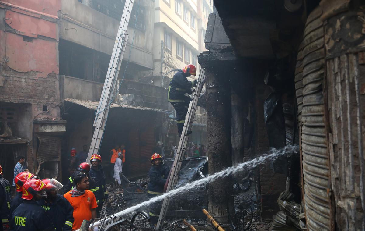 Daka požar Bangladeš |  Z ognjenimi zublji se je več kot 200 gasilcev, ki jim je primanjkovalo vode, borilo kar 15 ur. | Foto Reuters