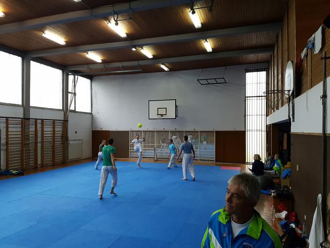 Še zanimivost - moški del reprezentance v karateju smo na začetku treninga ujeli med ogrevanjem z žogo. Kot profesionalni nogometaši so si, ne da bi žoga padla na tla, po zraku izmenjali več kot 40 podaj, pri čemer so jih večino izvedli z glavo.  | Foto: Matic Tomšič