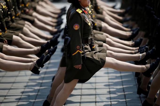 Severnokorejski vojaki med vojaško parado ob 105. obletnici rojstva ustanovitelja države Kima Il Sunga v Pjongjangu. Vir: Reuters
 | Foto: 