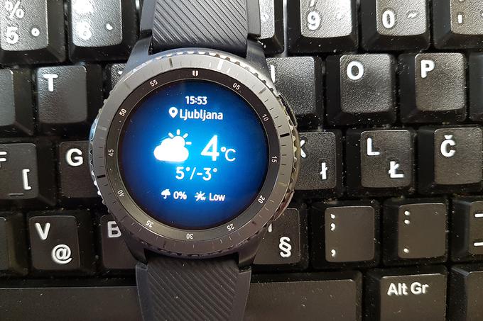 Pametni uri Samsung Gear S3 Frontier je priložen silikonski pašček, sicer pa (za razliko od svoje predhodnice) lahko sprejme katerikoli standardni 22-milimetrski pašček. | Foto: Srdjan Cvjetović