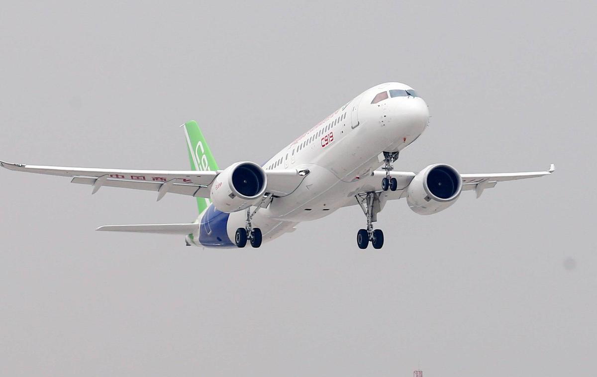 Comac C919 | C919 so razvijali 14 let in opravili prvi polet leta 2017. Po težavah naj bi v teh dneh le pridobili certifikat, s katerim bo letalo lahko prešlo v komercialno uporabo. | Foto Guliverimage