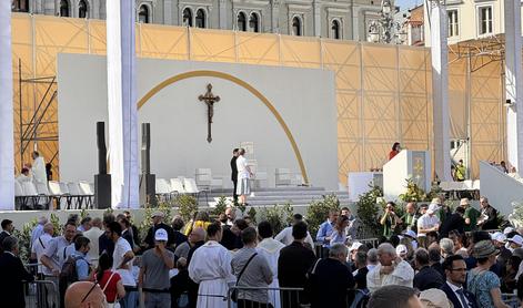 Na železniški postaji v Trstu pred papeževim obiskom našli pištolo