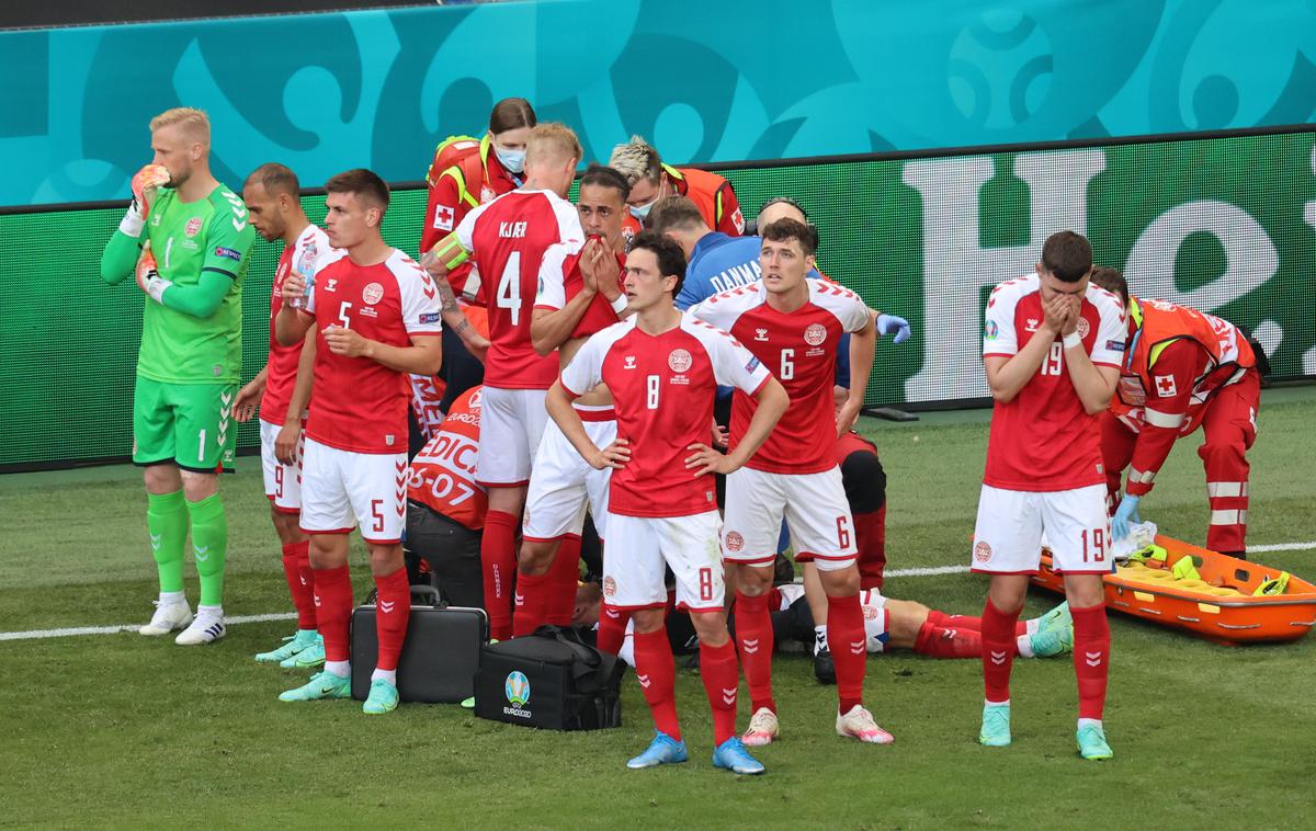 Danska Finska | Na stadionu Parken je bil svet priča mučnim prizorom. Zdravniki so se borili za življenje Christiana Eriksena. | Foto Reuters