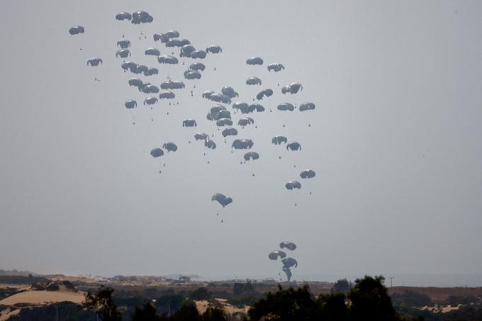 Humanitarno pomoč v Gazo spuščajo tudi s padali.  | Foto: Reuters