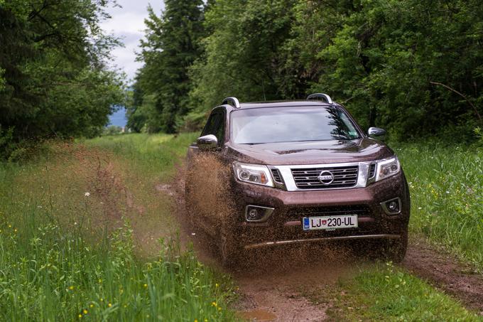 Visoko dvignjen pokrov motorja bi lahko deloval kar rahlo grozeče, če ga ne bi okitili z obilico kroma okoli luči, maske in meglenk. Bleščeča kovina na strešnih letvah, ročajih vrat in vzvratnih ogledalih polepša prvotni tovornjaški vtis, z mogočnim kromiranim zaščitnim lokom in dodatnimi pragovi pa bi bila navara rada podobna prvinskim ameriškim pick up poltovornjakom. | Foto: Klemen Korenjak