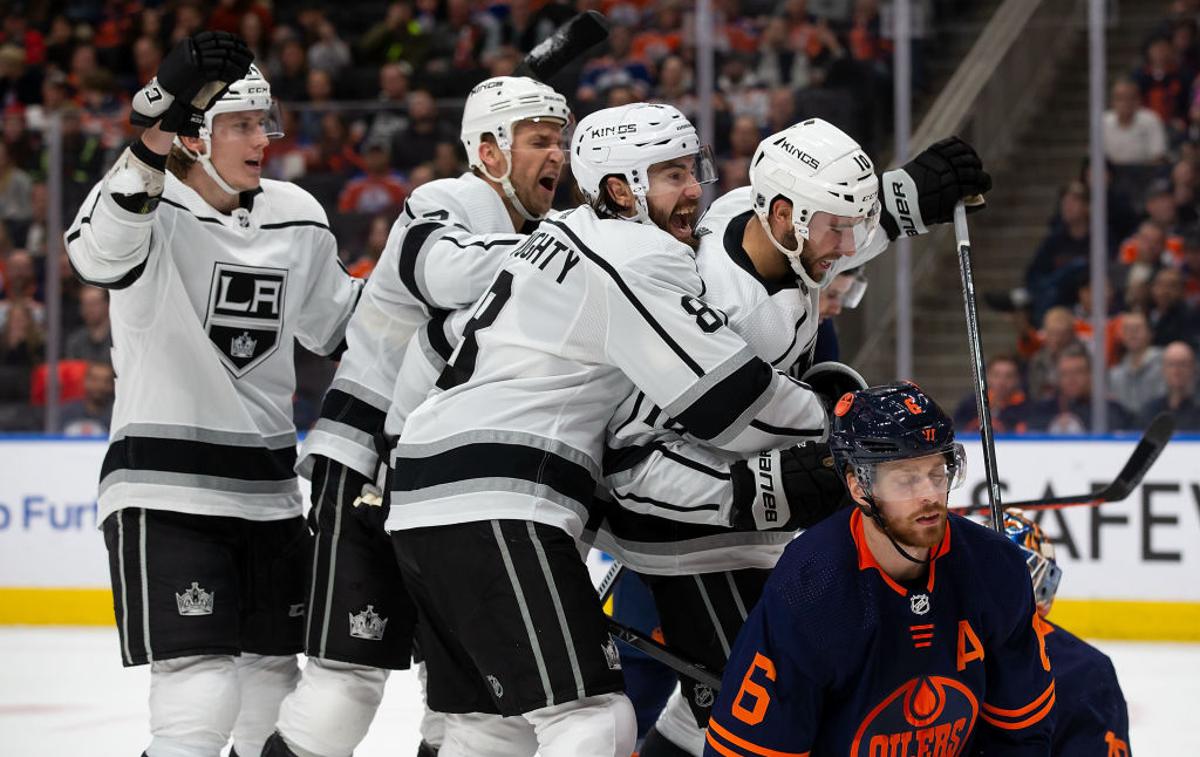 Kralji | Kralji so na prvi postaji mini kanadske turneje v gosteh pri Edmonton Oilers doživeli poraz. Naftarji so bili boljši z 2:1. Častni zadetek za kralje je v zadnji tretjini dosegel Michael Amadio (veselje ekipe na fotografiji). | Foto Getty Images