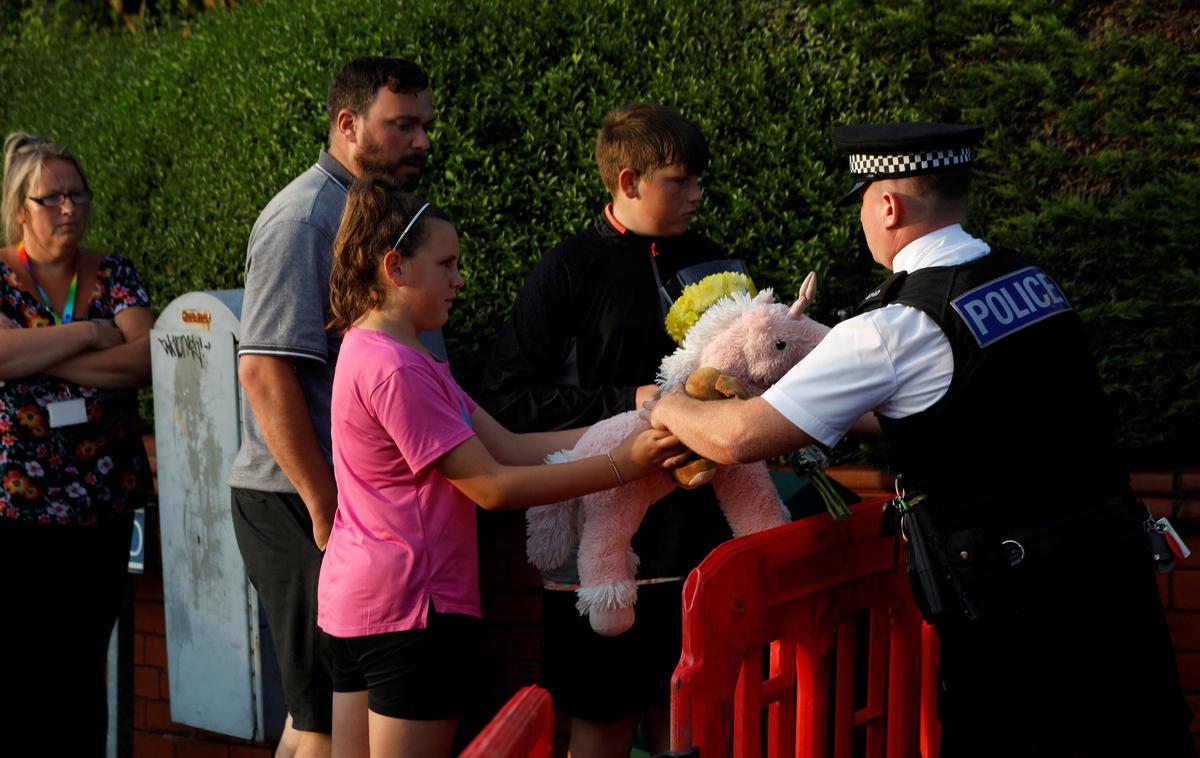 Southport | V obmorskem mestu na severozahodu Anglije danes žalujejo, zaprte so številne trgovine in gostilne.  | Foto Reuters