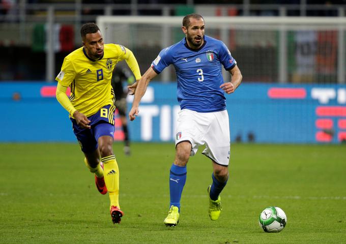 Še tretji Italijan, ki si zaslužiti biti na tej lestvici, je branilec Juventusa Giorgio Chiellini. Tudi on je že v nogometno zrelih letih in del italijanske vrste že vse od leta 2004. Zbral je 96 nastopov in tudi sam bi si tako kot njegova predhodnika Bonucci in Buffon želel drugačen razplet. 33-letni še vedno nepogrešljivi branilec stare dame je vreden deset milijonov evrov. | Foto: Reuters