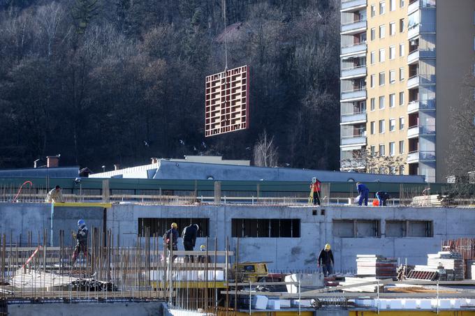 Veliki infrastrukturni projekti sicer pomembno vplivajo na rast, a pomembnejše je večje število manjših naložb. Te se nato pokažejo v robustni rasti. | Foto: Bojan Puhek