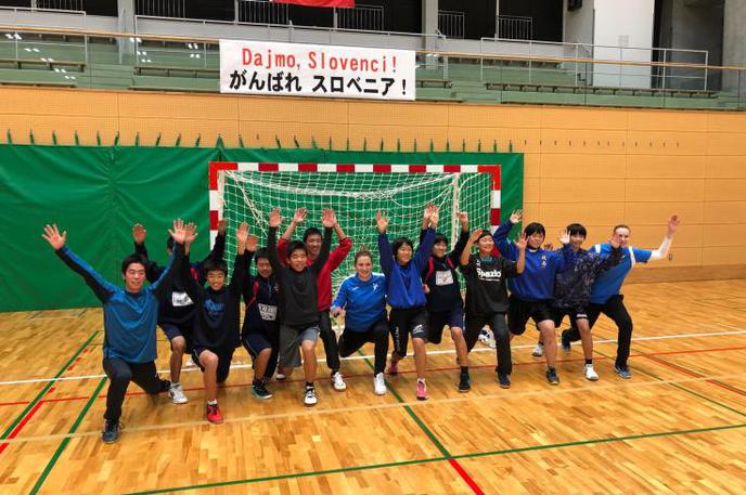 slovenska ženska rokometna reprezentanca | Slovenska ženska rokometna reprezentanca je imela na treningu tudi prav posebne navijače. | Foto Gregor Sobočan