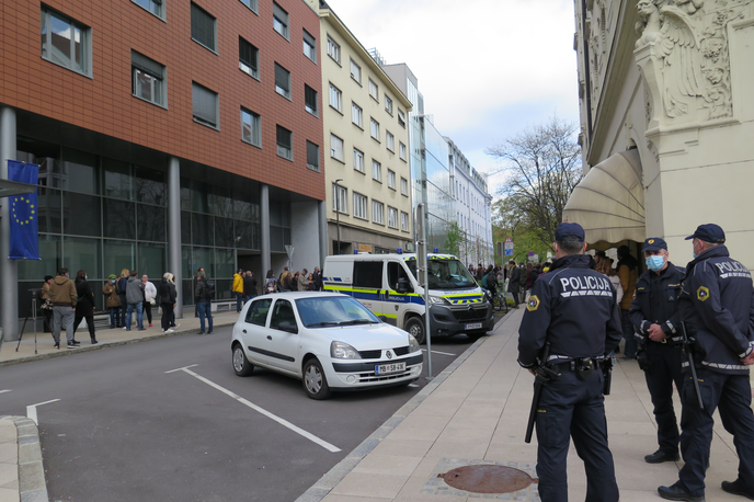 okrajno sodišče Maribor, shod v podporo dijakinji | Mariborski državni tožilec Tilen Ivič je konec decembra obtožnico za umor spremenil v predlog za izrek varnostnega ukrepa. | Foto Andreja Seršen Dobaj/STA