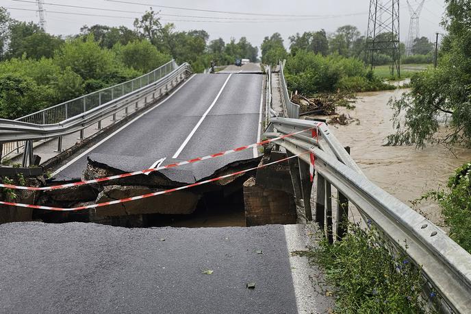 Dol pri Ljubljani, poplave, Telekom Slovenije, GVO | Mostu na glavni cesti med Črnučami in Litijo, ki je med drugim nosil optični kabel čez reko Kamniško Bistrico, ni več. | Foto Srdjan Cvjetović